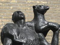 905564 Detail van het bronzen beeldhouwwerk 'De Goede Herder' van Marius van Beek (1921-2003) uit 1966, in 2003 ...